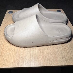 Yeezy slides “pure”